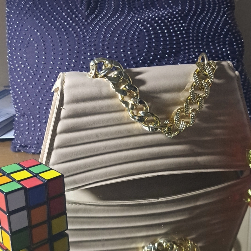 Cartera de Mujer . Marrón claro . Mediana estilo sobre . Elegante de Vestir.